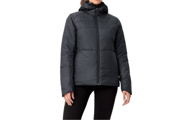 Person trägt schwarze, gesteppte Winterjacke mit Kapuze