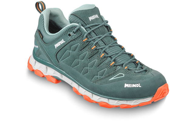 Zapato verde con cordones visto de frente-lateral, suela perfil naranja, entresuela blanca, marca "MEINDL" visible en la puntera y la lengüeta