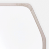 Surface blanche avec coins arrondis et un cadre beige-brun