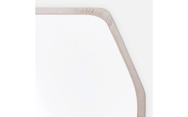Surface blanche avec coins arrondis et un cadre beige-brun