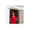 Vrouw in rood poloshirt staat in de deur van een camper