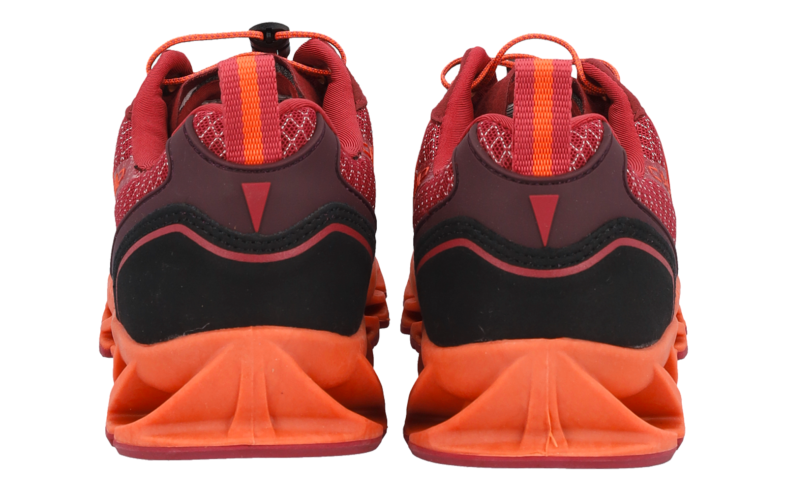 Zwei rot-orange Sportschuhe von hinten, mit schwarzer Fersenpartie, orangen Sohlen und gestreiften Fersenlaschen