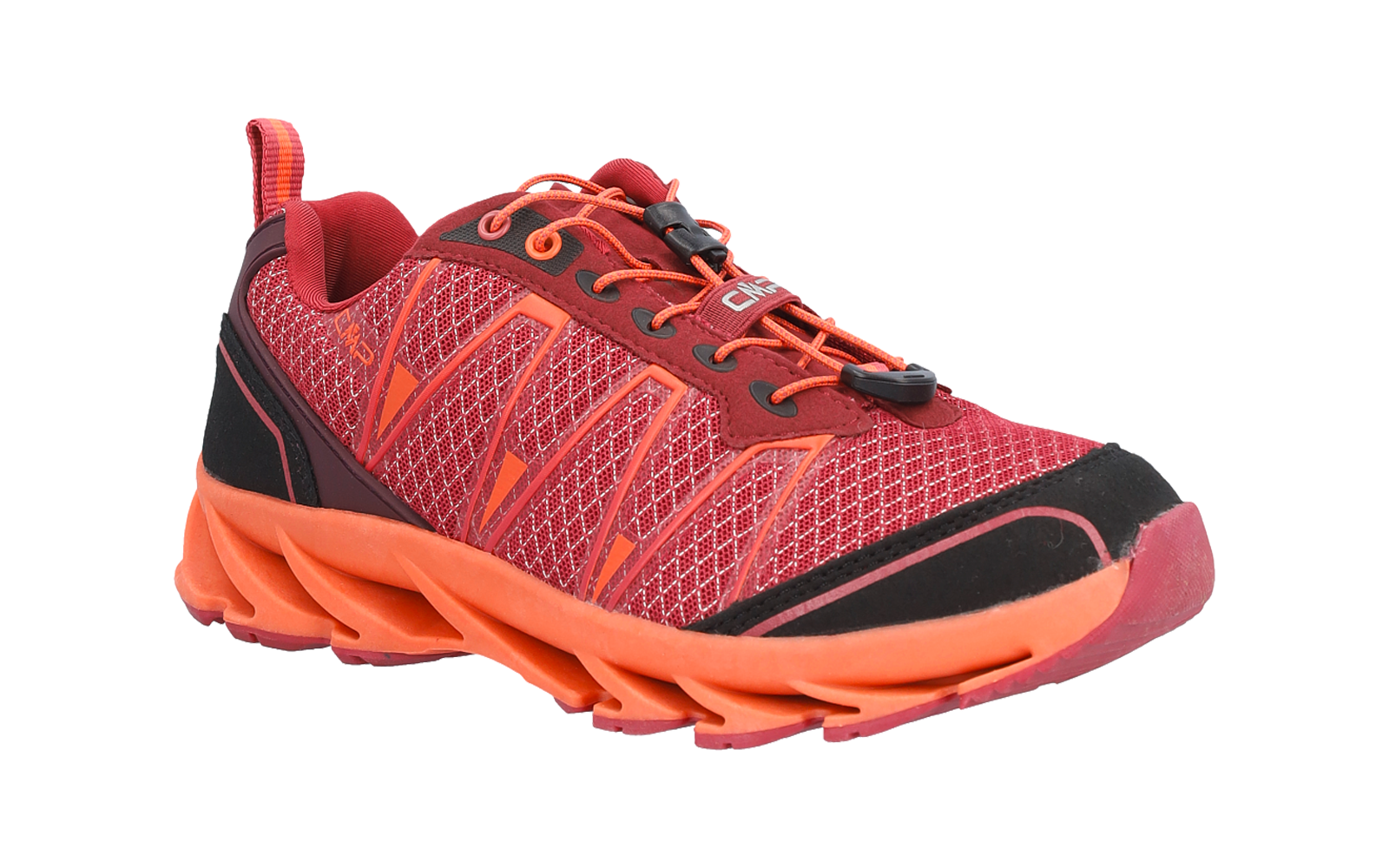 Rot-orangefarbener Schuh mit gemusterter Mesh-Oberfläche, orangefarbener Sohle, schwarzen Akzenten, elastischem Kordelzug mit Stopper, Zuglasche an der Ferse, schräg von vorne