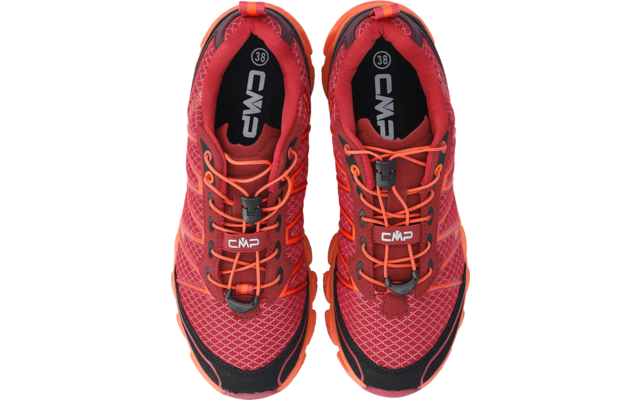 Zwei rote Schuhe von oben mit orangefarbenen elastischen Schnürbändern und Stoppern, schwarzen Zehenkappen, weißem "CMP"-Logo auf den Innensohlen; Größe "38" sichtbar