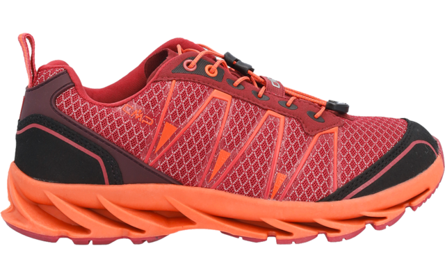 Roter Sneaker mit orangefarbener gewellter Sohle, schwarzen Einsätzen und Schnürsenkeln, seitliche Ansicht auf weißem Hintergrund