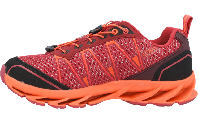 Ein einzelner roter Sneaker mit orangefarbenen Akzenten, Mesh-Obermaterial, schwarzen Overlays und Schnürsenkeln, geschwungener oranger Sohle mit Aussparungen und oranger Fersenschlaufe