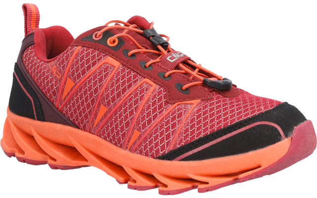 Rot-orangefarbener Schuh mit gemusterter Mesh-Oberfläche, orangefarbener Sohle, schwarzen Akzenten, elastischem Kordelzug mit Stopper, Zuglasche an der Ferse, schräg von vorne