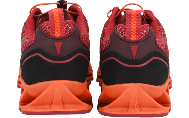 Zwei rot-orange Sportschuhe von hinten, mit schwarzer Fersenpartie, orangen Sohlen und gestreiften Fersenlaschen