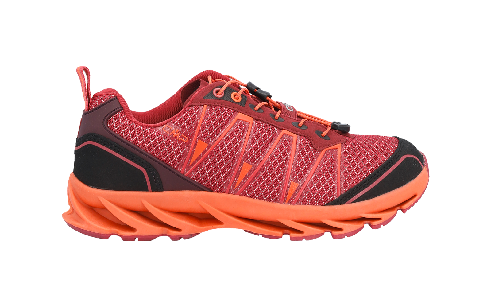 Roter Sneaker mit orangefarbener gewellter Sohle, schwarzen Einsätzen und Schnürsenkeln, seitliche Ansicht auf weißem Hintergrund