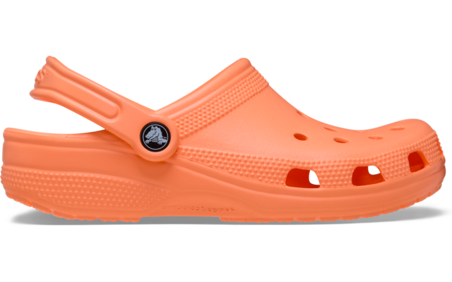 Oranger Gummi-Clog (linker Schuh), Seitenansicht, mit Fersenriemen und Belüftungsöffnungen