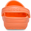 Oranger Gummi-Clog, Rückansicht, Fersenriemen mit Prägung "crocs", profilierte Sohle