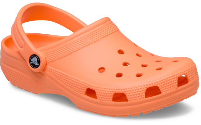 Oranger Kunststoff-Clog mit Löchern und Fersenriemen, Seitenansicht auf weißem Hintergrund