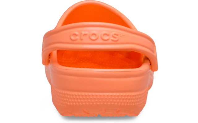 Oranger Gummi-Clog, Rückansicht, Fersenriemen mit Prägung "crocs", profilierte Sohle