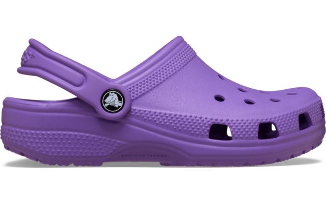 Clog violet avec bride au talon, aérations sur le dessus, semelle texturée et bouton rond sur la bride