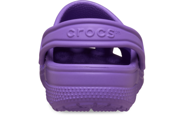 Sabot violet vu de dos, bride de talon avec inscription en relief 'crocs'