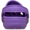 Sabot violet vu de dos, bride de talon avec inscription en relief 'crocs'