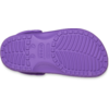 Semelle violette d’un sabot avec profil et logo CROCS en relief