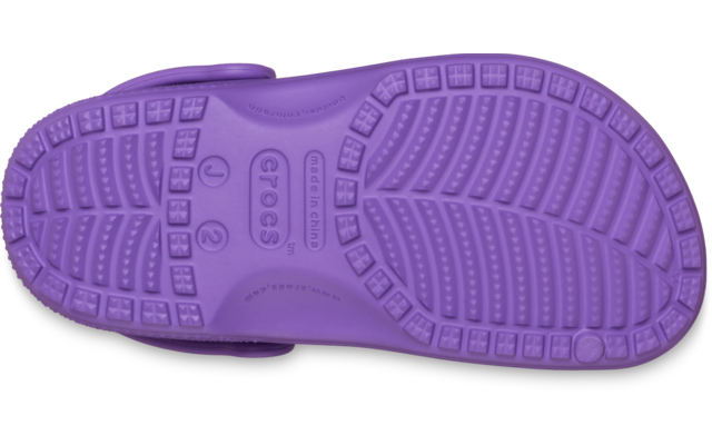 Semelle violette d’un sabot avec profil et logo CROCS en relief