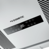 Weißes Gehäuse mit schwarzem Bedienfeld, digitale Anzeige '20', Touch-Symbole und Schriftzug 'DOMETIC'