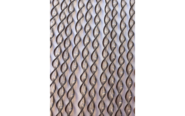 Mehrere gedrehte Metallstäbe in parallelen Reihen auf hellem Hintergrund