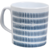 Weiße Tasse mit blauem Muster aus kleinen, vertikalen Linien