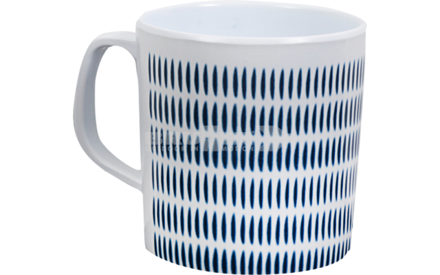 Weiße Tasse mit blauem Muster aus kleinen, vertikalen Linien