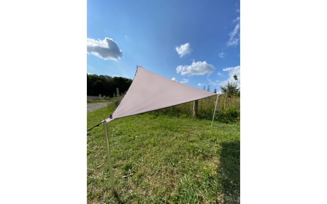 Beige Sonnensegel auf Grünfläche unter blauem Himmel mit wenigen Wolken