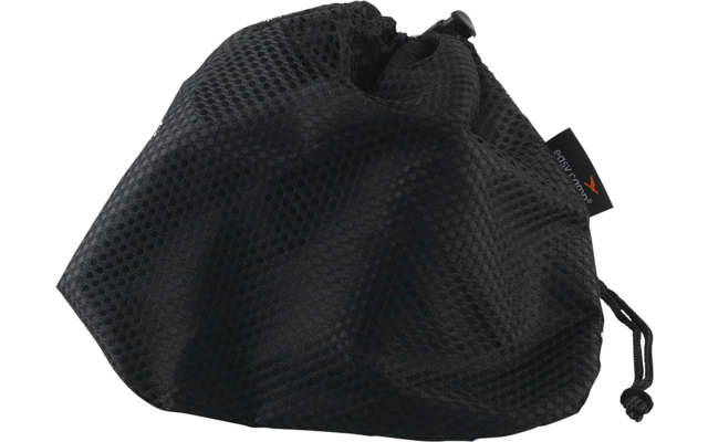 Schwarzer, leicht geöffneter Beutel aus Netzmaterial mit Kordelzug und kleinem schwarzem Etikett