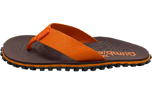 Oranje en zwarte teenslippers op een witte achtergrond