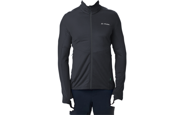 Person frontal, schwarze Reißverschlussjacke mit hohem Kragen, kleines weißes Logo auf linker Brust, lange Ärmel mit Daumenlöchern, dunkle Hose, weißer Hintergrund