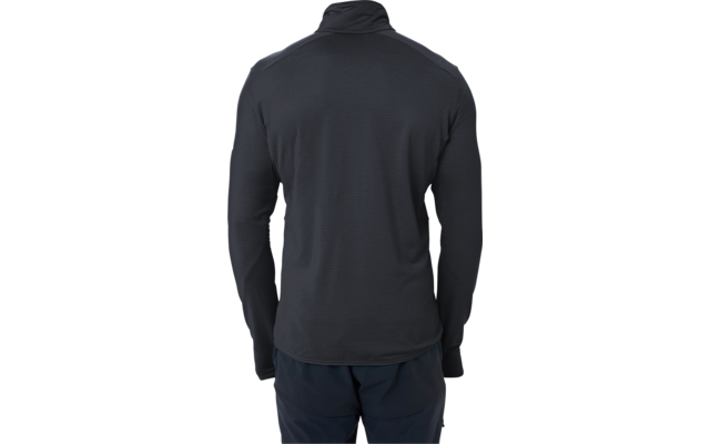 Rückenansicht einer Person mit kurzem hellem Haar, schwarzem langärmligen Oberteil mit Stehkragen und dunkler Hose vor weißem Hintergrund