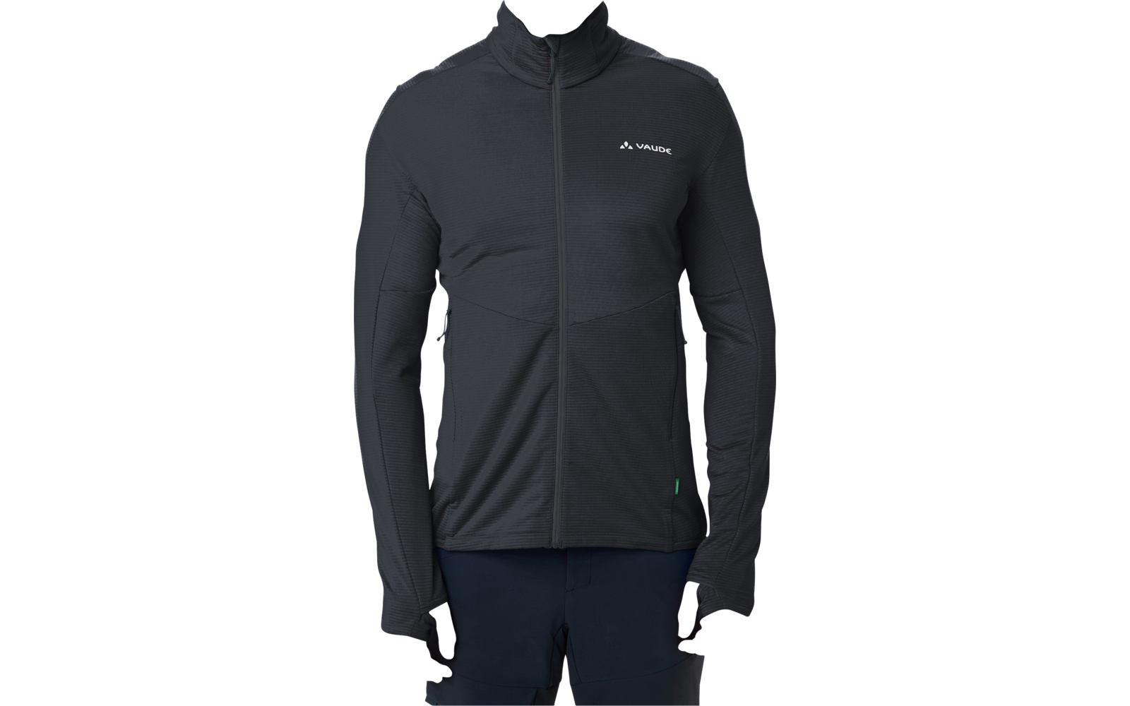 Person frontal, schwarze Reißverschlussjacke mit hohem Kragen, kleines weißes Logo auf linker Brust, lange Ärmel mit Daumenlöchern, dunkle Hose, weißer Hintergrund