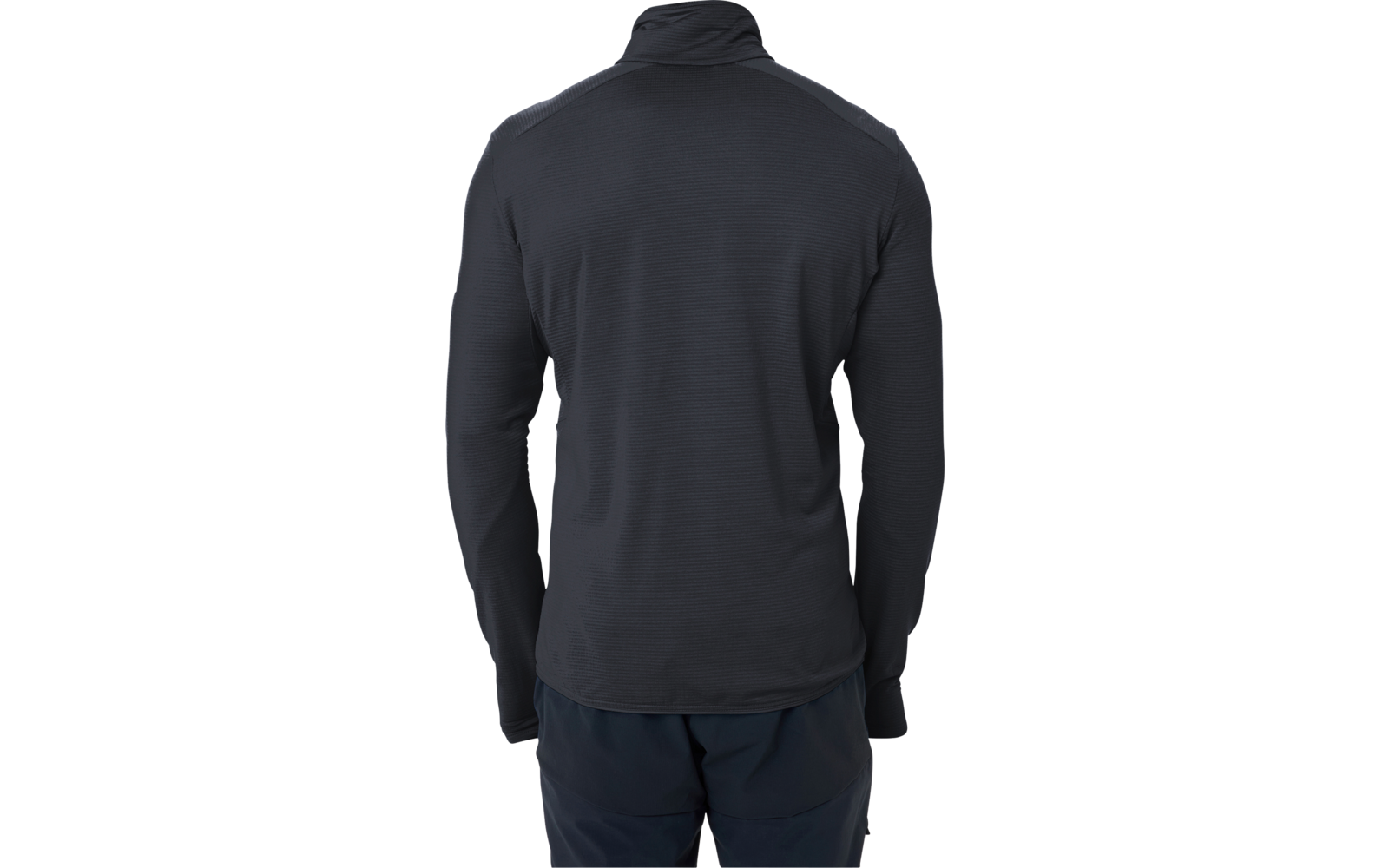 Rückenansicht einer Person mit kurzem hellem Haar, schwarzem langärmligen Oberteil mit Stehkragen und dunkler Hose vor weißem Hintergrund