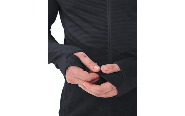 Oberkörper und Hände in schwarzer Reißverschlussjacke mit Daumenlöchern, Hände ziehen an der Ärmelöffnung