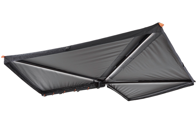 Graue, dreieckige Stofffläche mit schwarzem Rand, sichtbaren Metallstreben und orangefarbenen Ösen an den Ecken