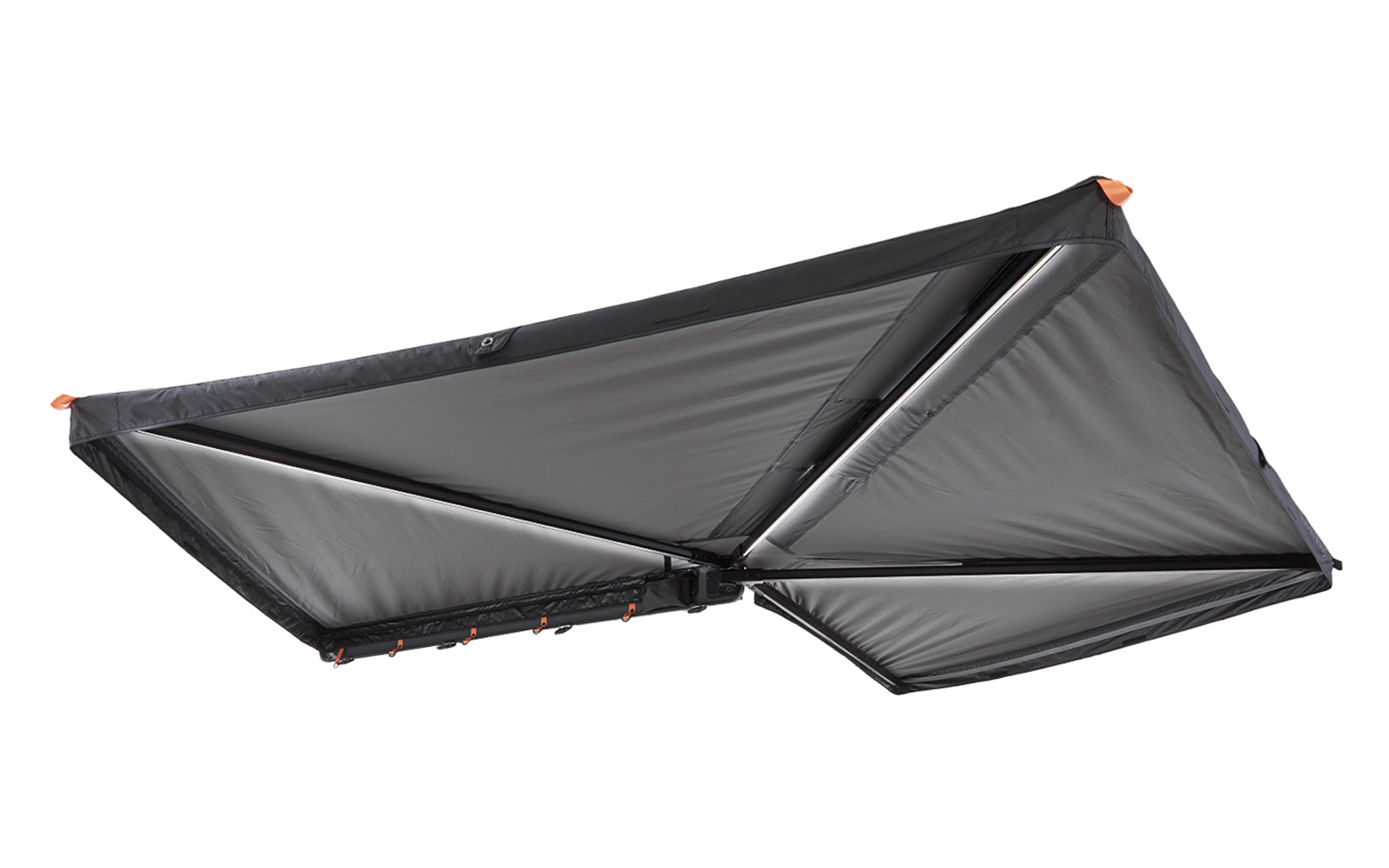 Graue, dreieckige Stofffläche mit schwarzem Rand, sichtbaren Metallstreben und orangefarbenen Ösen an den Ecken