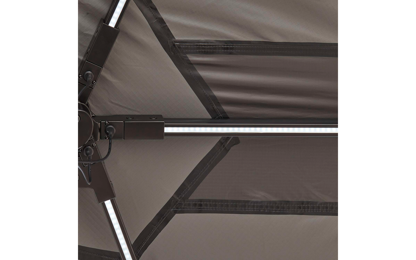 Unterseite eines Sonnenschirms mit zentralem Metallgelenk, Metallstreben, LED-Lichtleisten und grauem Stoffdach