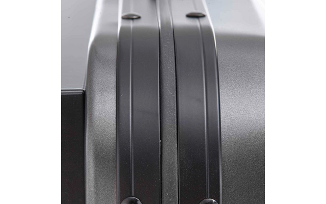 Nahaufnahme der Mittelnaht einer grauen Hartschale mit zwei parallel verlaufenden Rillen und sichtbaren Nieten