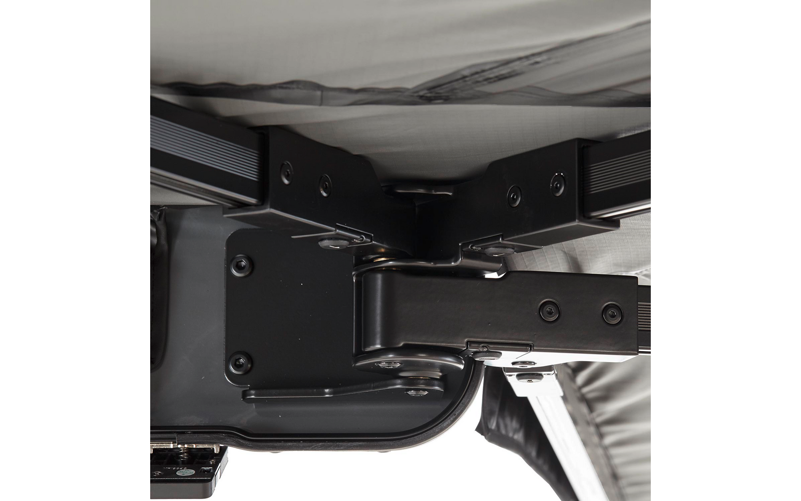 Nahaufnahme einer schwarzen Metallhalterung mit Gelenk, Schrauben und Bolzen vor grauem Stoff