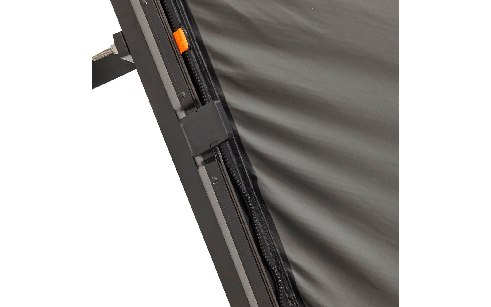 Nahaufnahme eines grauen Textilgewebes neben einem schwarzen Metallrahmen mit sichtbarem Reißverschlussband, schwarzer Kunststoffhalterung, orangefarbenem Clip und Schrauben