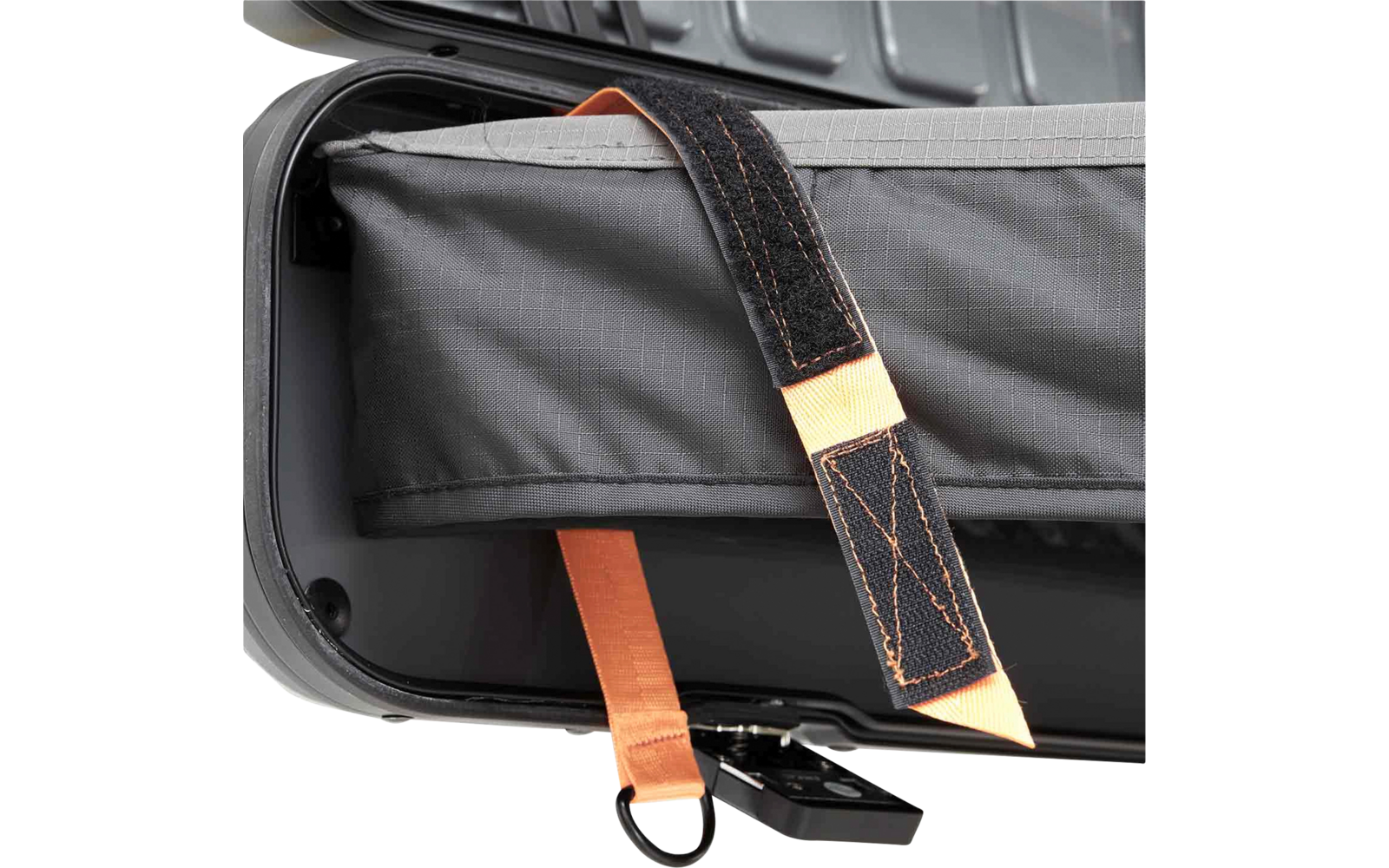 Offenes schwarzes Hartschalengehäuse mit grauem Stoffeinsatz, schwarzem Klettriemen mit orangefarbener Naht, orangefarbenem Nylonband mit Metall-D-Ring und kleinem schwarzem Vorhängeschloss