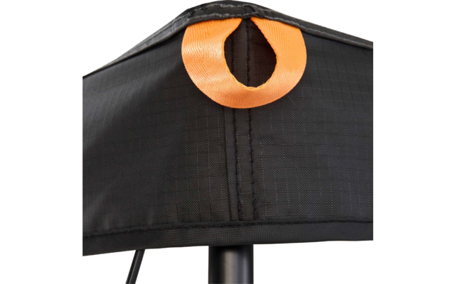 Schwarzer Stoff mit feinrasterigem Muster und einer orangefarbenen Schlaufe oben, sichtbare Nähte und ein senkrechter schwarzer Stab