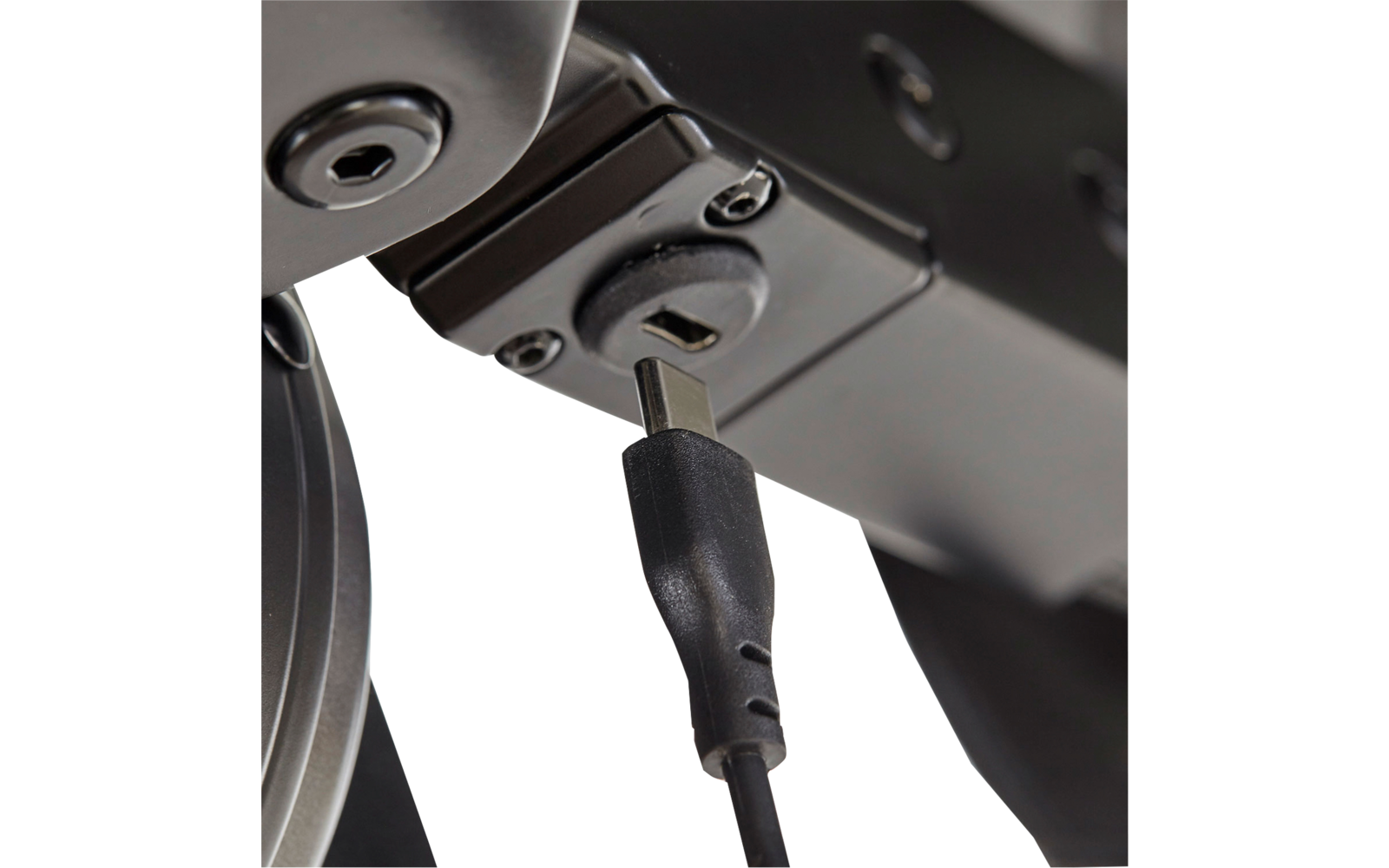 Nahaufnahme eines schwarzen Kabels mit rechteckigem Metallstecker, eingesteckt in eine Buchse an einem schwarzen Metallgehäuse