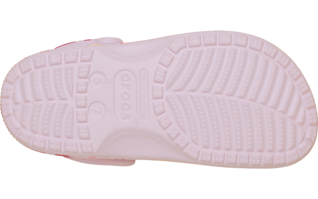 Semelle rose de Crocs vue par dessous, avec sculpture de la semelle et logo crocs visible