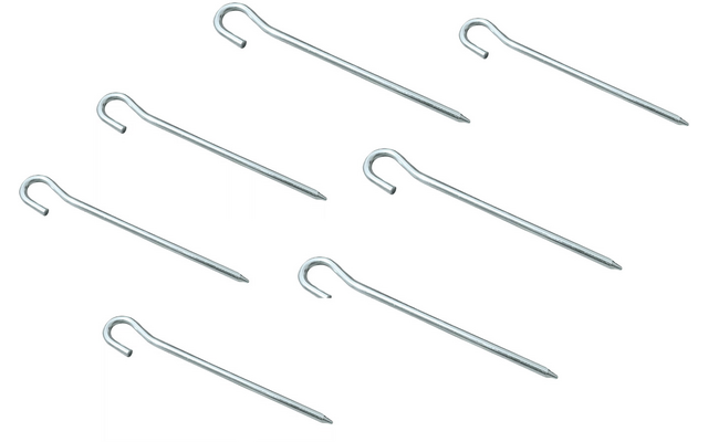 Acht silberne Metallstifte mit Haken oben und Spitze unten auf weißem Hintergrund