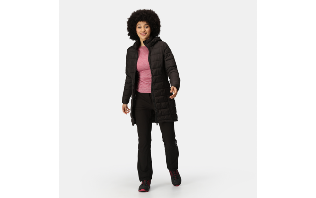 Frau mit lockigem Haar trägt schwarzen Mantel, pinken Pullover und schwarze Hose