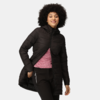 Frau mit Afro-Frisur trägt schwarze Jacke und pinken Pullover