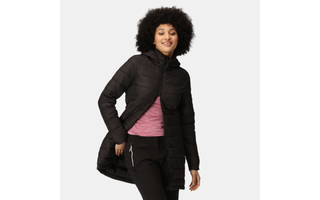 Frau mit Afro-Frisur trägt schwarze Jacke und pinken Pullover