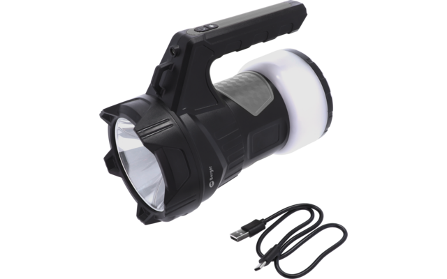 Schwarze Taschenlampe mit Tragegriff, großem vorderen Reflektor und weißem Diffusor hinten; schwarzes USB-Kabel daneben