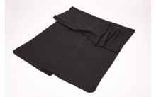 Ein schwarzes, rechteckiges Tuch liegt auf einer weißen Oberfläche, eine Ecke ist leicht umgeschlagen